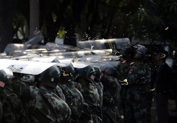 Trứng thối ném tới tấp về phía cảnh sát cơ động Trung Quốc lập hàng rào sống quanh Đại sứ quán Nhật Bản