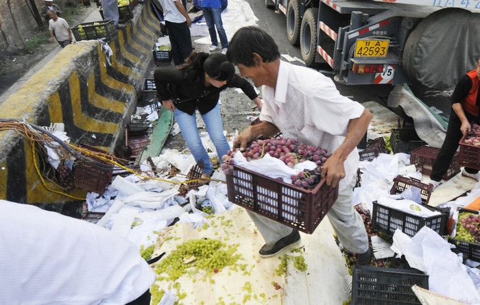 Dân Trung Quốc gọi nhau ra hôi của khi phát hiện một chiếc xe container chở nho gặp tai nạn Dân Trung Quốc gọi nhau ra hôi của khi phát hiện một chiếc xe container chở nho gặp tai nạn