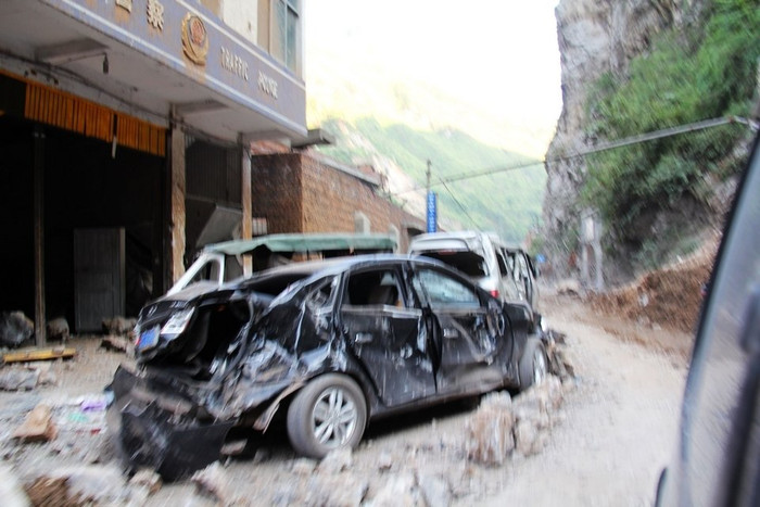 Những mảng bê tông từ tòa nhà rơi bẹp xe hơi Những mảng bê tông từ tòa nhà rơi bẹp xe hơi