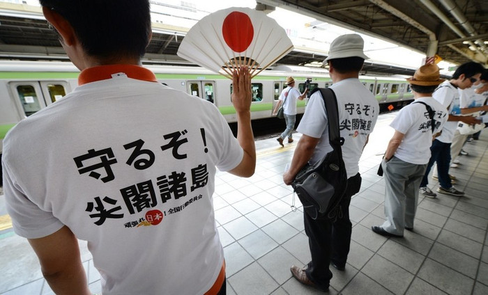 Những biểu ngữ, lời kêu gọi được in trên áo Những biểu ngữ, lời kêu gọi được in trên áo