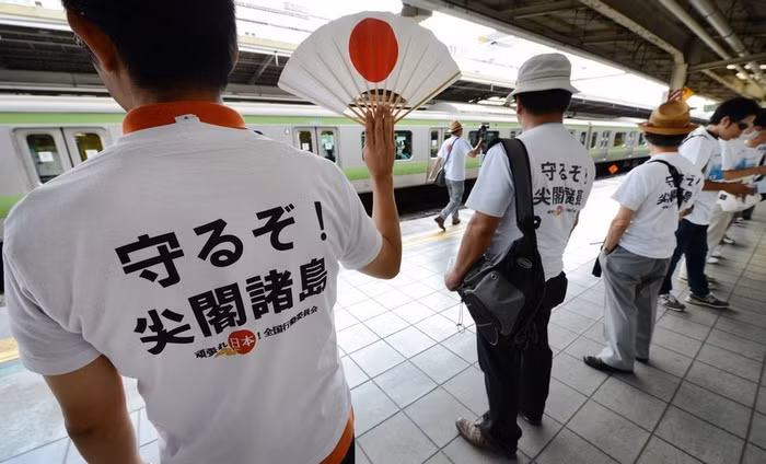 Những biểu ngữ, lời kêu gọi được in trên áo Những biểu ngữ, lời kêu gọi được in trên áo