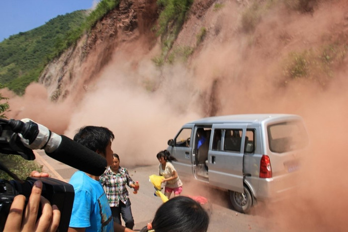 Sạt lở vách núi trên 1 tuyến đường vào huyện Di Lương nơi xảy ra động đất mạnh 5,6 độ rích te trưa hôm qua Sạt lở vách núi trên 1 tuyến đường vào huyện Di Lương nơi xảy ra động đất mạnh 5,6 độ rích te trưa hôm qua