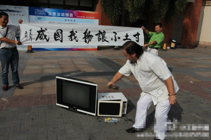 Một kẻ quá khích khác ôm ti vi, lò vi sóng hàng Nhật nhà mình ra vác búa tự tay đập vỡ