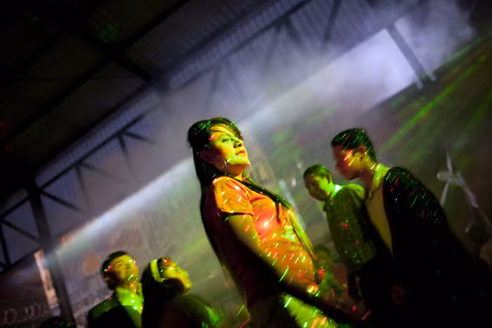 Nhảy múa trong lễ thành niên của một người bạn Nhảy múa trong lễ thành niên của một người bạn