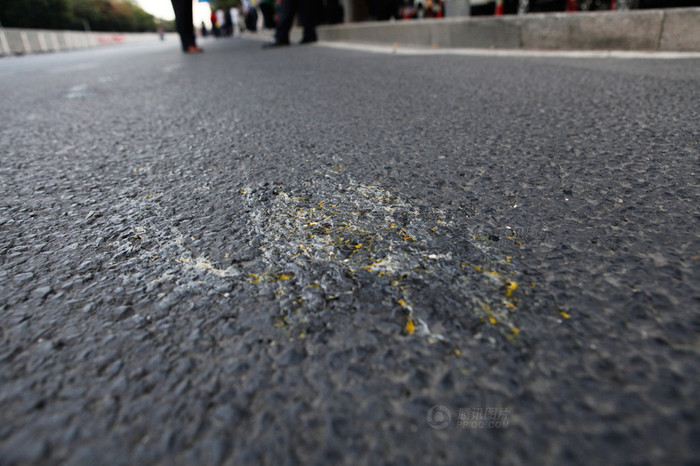 Vết tích của trứng thối, một biểu hiện của cái gọi là lòng yêu nước mà nhóm người biểu tình Trung Quốc ra sức thể hiện Vết tích của trứng thối, một biểu hiện của cái gọi là lòng yêu nước mà nhóm người biểu tình Trung Quốc ra sức thể hiện