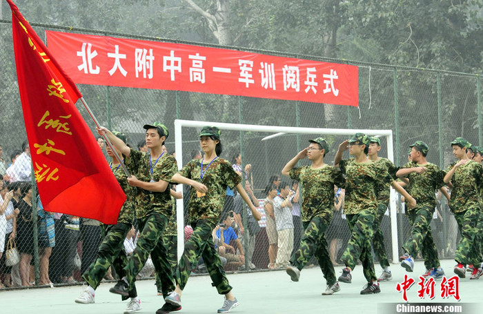 Khối học sinh phổ thông "duyệt binh" báo cáo kết quả huấn luyện