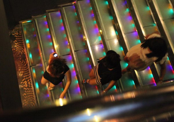 Nhân viên nữ phục vụ "có thu phí" ở các trung tâm vui chơi giải trí