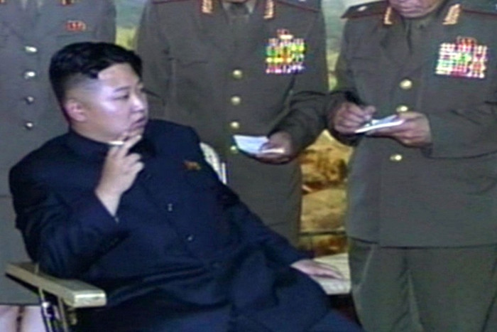 Lần đầu tiên xuất hiện hình ảnh nhà lãnh đạo Kim Jong-un hút thuốc lá nghe các tướng báo cáo Lần đầu tiên xuất hiện hình ảnh nhà lãnh đạo Kim Jong-un hút thuốc lá nghe các tướng báo cáo
