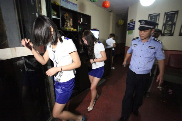 Chiến dịch mang tên "Sấm sét 01" của cảnh sát Thanh Đảo, Sơn Đông, Trung Quốc tập trung vào "gái nhà hàng", bia ôm, karaoke ôm