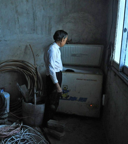 Xác người con trai được vợ chồng ông Minh bảo quản trong tủ đá suốt 6 năm qua Xác người con trai được vợ chồng ông Minh bảo quản trong tủ đá suốt 6 năm qua