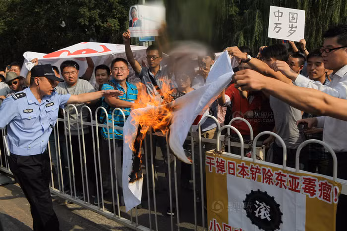 Cảnh sát dựng hàng rào trước cổng Đại sứ quán Nhật Bản tại Bắc Kinh