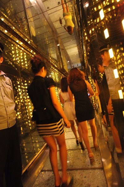 Các hộp đêm, quầy bar cũng không ngoại lệ