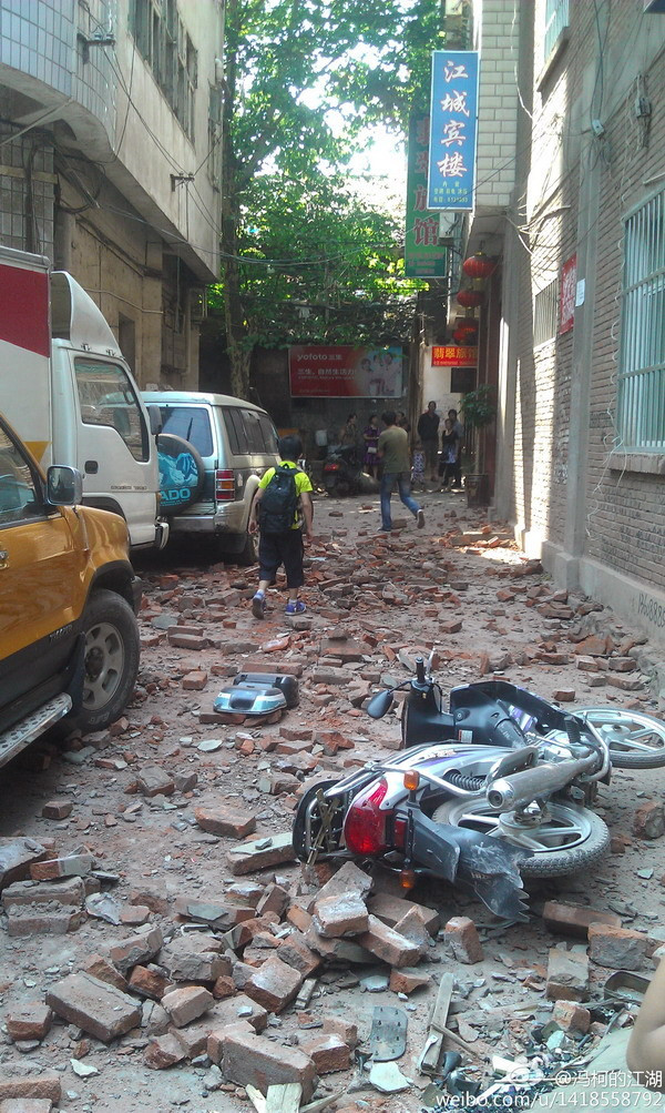 Theo ghi nhận ban đầu, đã có hơn 20 ngàn ngôi nhà bị sập Theo ghi nhận ban đầu, đã có hơn 20 ngàn ngôi nhà bị sập