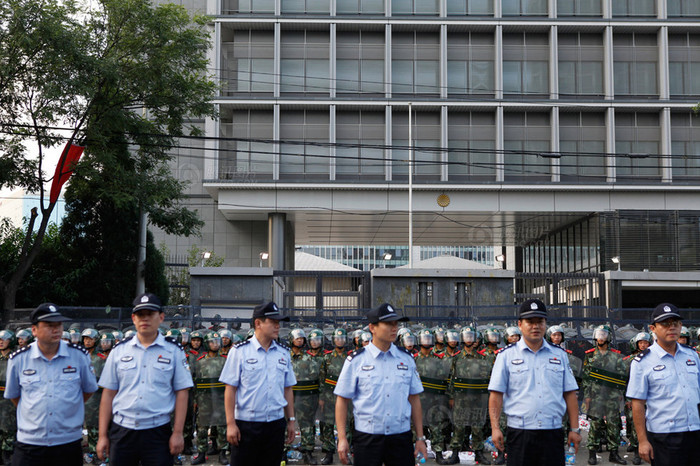 Hàng rào an ninh trong, ngoài dày đặc Hàng rào an ninh trong, ngoài dày đặc