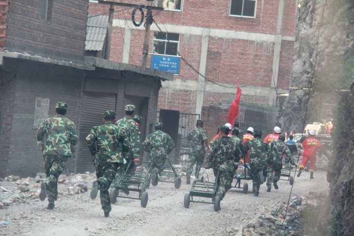 Lực lượng quân đội đóng quân trên địa bàn được huy động tham gia công tác cứu hộ Lực lượng quân đội đóng quân trên địa bàn được huy động tham gia công tác cứu hộ