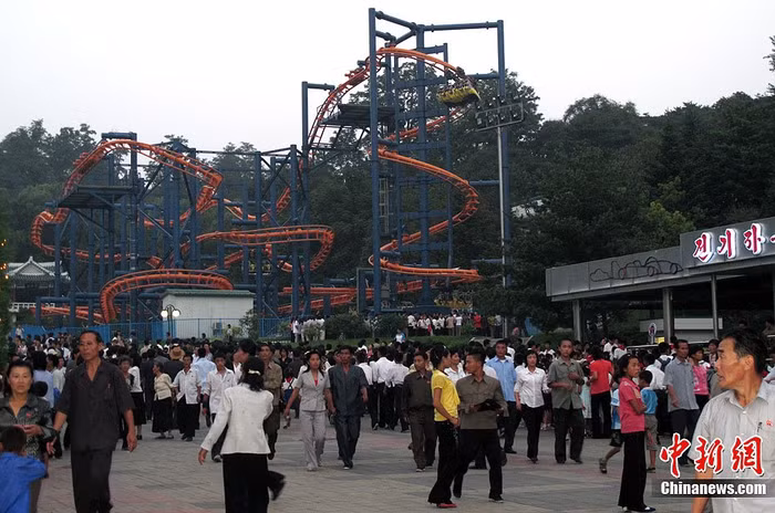 Công viên, vườn hoa đông nghịt trong những ngày nghỉ lễ