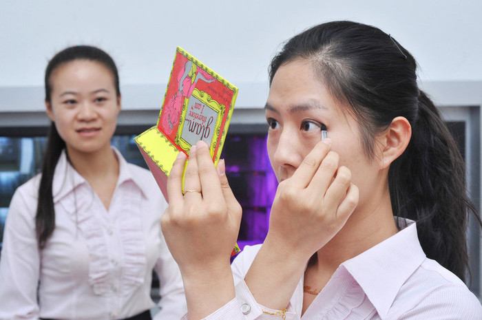 Tranh thủ trang điểm trước giờ làm Tranh thủ trang điểm trước giờ làm