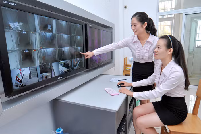 Bảo vệ ký túc xá, một công việc không cần đến bằng cử nhân hay thạc sĩ, nhưng đã trở thành lựa chọn của một số thanh niên Trung Quốc sau khi tốt nghiệp nếu không muốn ngồi chơi