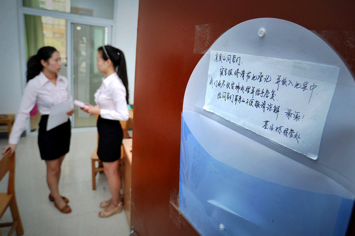 Công việc bảo vệ ký túc đối với 2 tân thạc sĩ cũng không hề dễ dàng Công việc bảo vệ ký túc đối với 2 tân thạc sĩ cũng không hề dễ dàng