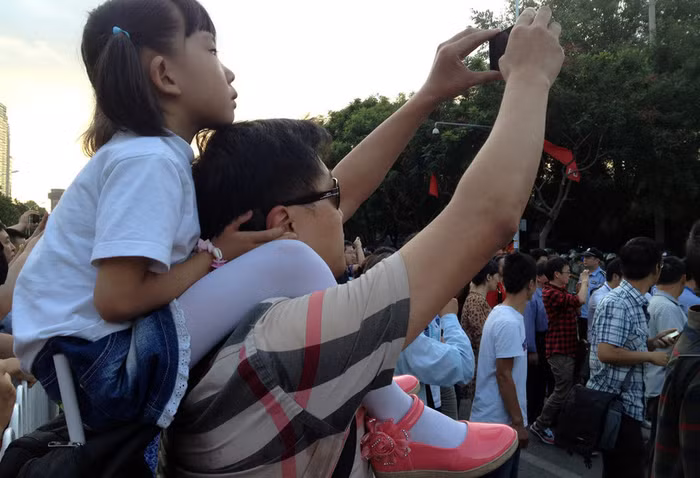 Quay phim, chụp ảnh, tung lên mạng