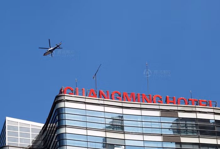 Trực thăng Trung Quốc kiểm soát an ninh từ phía trên tòa nhà Đại sứ quán Nhật Bản