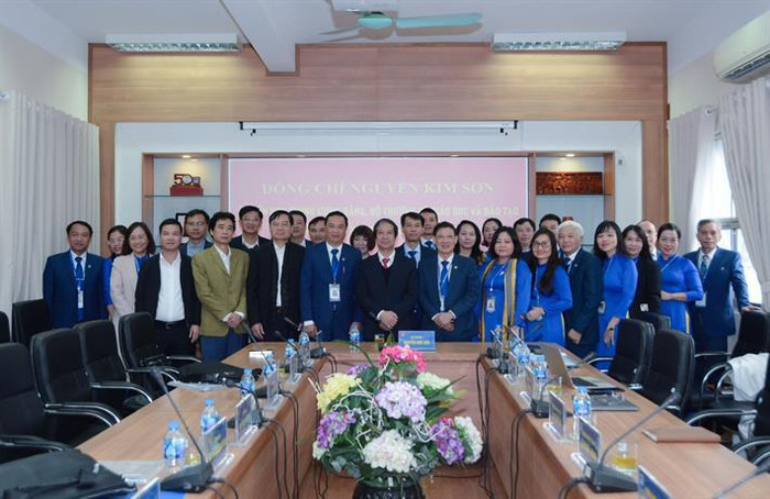 Đoàn công tác Bộ Giáo dục và Đào tạo chụp ảnh lưu niệm với cán bộ, giảng viên Trường Đại học Sư phạm Nghệ thuật Trung ương. Ảnh: Bộ Giáo dục và Đào tạo