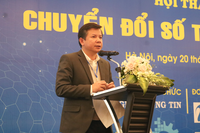 Ông Nguyễn Tân - Giám đốc Sở Giáo dục và Đào tạo tỉnh Thừa Thiên Huế trình bày tham luận "Mô hình, giải pháp triển khai chuyển đổi số tỉnh Thừa Thiên Huế". Ảnh: DN Ông Nguyễn Tân - Giám đốc Sở Giáo dục và Đào tạo tỉnh Thừa Thiên Huế trình bày tham luận "Mô hình, giải pháp triển khai chuyển đổi số tỉnh Thừa Thiên Huế". Ảnh: DN