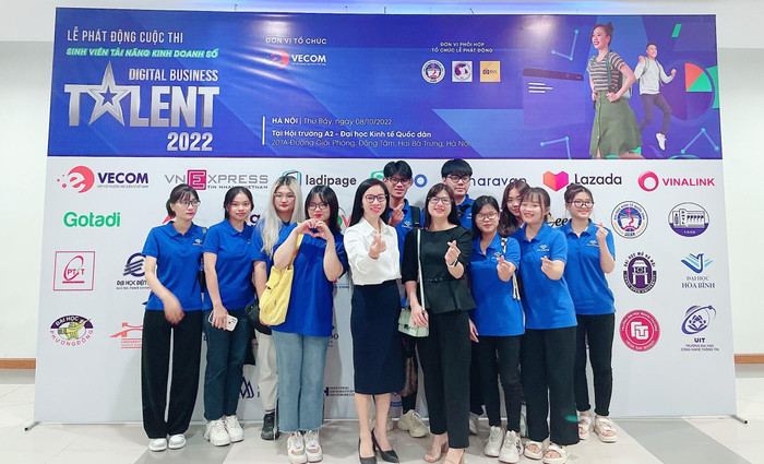 Thạc sĩ Nguyễn Thị Lý cùng các thành viên của 3 đội thi Trường Đại học Hòa Bình. Ảnh: HBU Thạc sĩ Nguyễn Thị Lý cùng các thành viên của 3 đội thi Trường Đại học Hòa Bình. Ảnh: HBU
