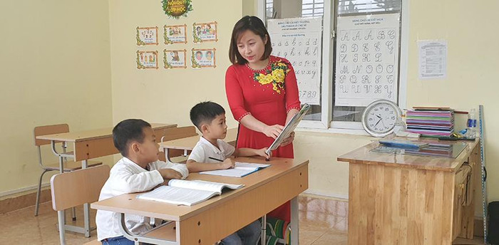 Cô và trò Trường Tiểu học và Trung học cơ sở Tam Đảo núi. Ảnh: Báo Vĩnh Phúc Cô và trò Trường Tiểu học và Trung học cơ sở Tam Đảo núi. Ảnh: Báo Vĩnh Phúc