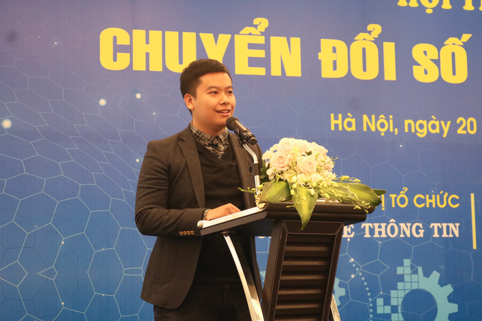 Đại diện Tập đoàn Quảng Ích trình bày tham luận "Giải pháp hỗ trợ chuyển đổi số trong kết nối gia đình với nhà trường". Ảnh: DN Đại diện Tập đoàn Quảng Ích trình bày tham luận "Giải pháp hỗ trợ chuyển đổi số trong kết nối gia đình với nhà trường". Ảnh: DN
