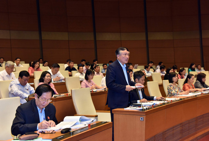 Chánh án tòa án nhân dân tối cao Nguyễn Hòa Bình trả lời chất vấn. Ảnh: Quochoi.vn Chánh án tòa án nhân dân tối cao Nguyễn Hòa Bình trả lời chất vấn. Ảnh: Quochoi.vn