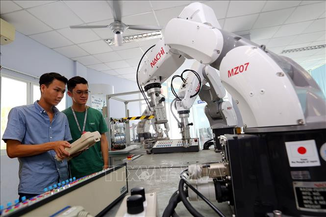 Nhiệm vụ, giải pháp chủ yếu khác của Chương trình hành động là hoàn thiện thể chế tạo thuận lợi cho chủ động tham gia cuộc Cách mạng công nghiệp lần thứ tư. Ảnh minh họa: TTXVN Nhiệm vụ, giải pháp chủ yếu khác của Chương trình hành động là hoàn thiện thể chế tạo thuận lợi cho chủ động tham gia cuộc Cách mạng công nghiệp lần thứ tư. Ảnh minh họa: TTXVN