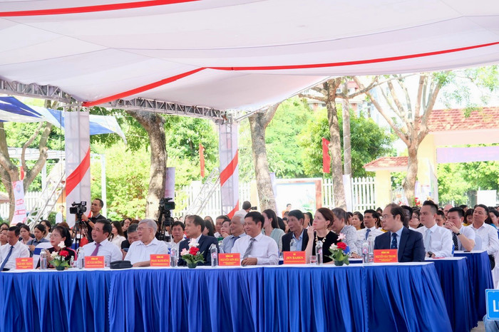 Các đại biểu tham dự lễ khai giảng. Các đại biểu tham dự lễ khai giảng.