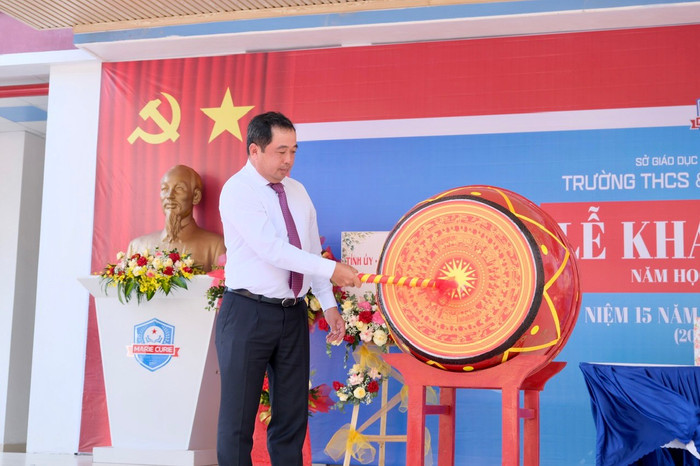 Ông Trần Đức Thắng – Ủy viên Trung ương Đảng, Bí thư Tỉnh ủy Hải Dương đánh trống khai giảng năm học mới tại của trường THCS & THPT Marie Curie. Ông Trần Đức Thắng – Ủy viên Trung ương Đảng, Bí thư Tỉnh ủy Hải Dương đánh trống khai giảng năm học mới tại của trường THCS & THPT Marie Curie.