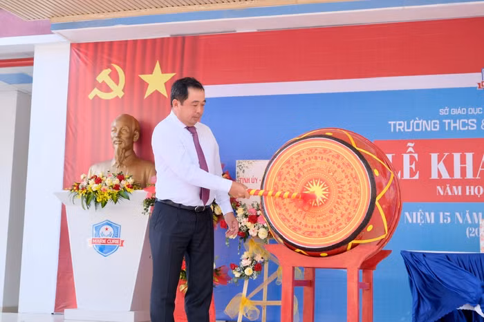 Ông Trần Đức Thắng – Ủy viên Trung ương Đảng, Bí thư Tỉnh ủy Hải Dương đánh trống khai giảng năm học mới tại của trường THCS &amp; THPT Marie Curie.