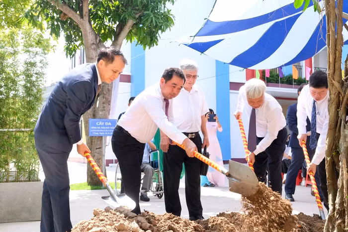 Bí thư tỉnh ủy Hải Dương và các khách mời trồng cây lưu niệm tại nhà trường.