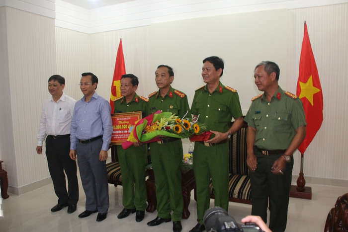 Bí thư Nguyễn Xuân Anh, Phó chủ tịch UBND TP Đà Nẵng Đặng Việt Dũng trao số tiền 30 triệu đồng thưởng nóng cho lực lượng công an Đà Nẵng vào sáng 6/6. Ảnh: Hoàng Tuấn Bí thư Nguyễn Xuân Anh, Phó chủ tịch UBND TP Đà Nẵng Đặng Việt Dũng trao số tiền 30 triệu đồng thưởng nóng cho lực lượng công an Đà Nẵng vào sáng 6/6. Ảnh: Hoàng Tuấn