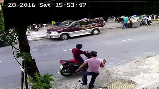 Hai tên cướp giật túi xách của một người phụ nữ trên đường Phan Châu Trinh. Ở Đà Nẵng, những vụ việc thế này gây hoang mang dư luận vì bấy lâu tình hình ANTT được cho là cơ bản ổn định. Thời gian gần đây, nổi lên một số vụ mà các đối tượng hành động rất manh động, liều lĩnh... Hai tên cướp giật túi xách của một người phụ nữ trên đường Phan Châu Trinh. Ở Đà Nẵng, những vụ việc thế này gây hoang mang dư luận vì bấy lâu tình hình ANTT được cho là cơ bản ổn định. Thời gian gần đây, nổi lên một số vụ mà các đối tượng hành động rất manh động, liều lĩnh...