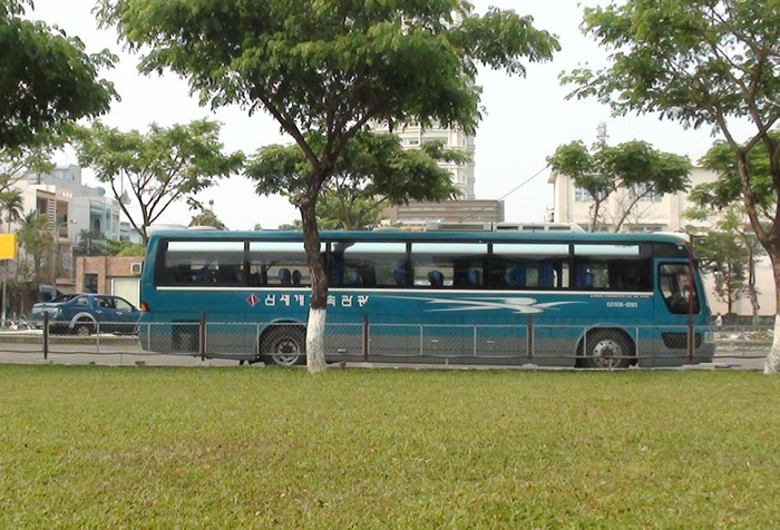 Theo quy định, bãi đỗ xe chỉ cho phép đỗ xe ô tô từ 4-16 chỗ ngồi, nhưng có nhiều xe ô tô từ 30-50 chỗ ngồi vẫn ung dung vào đậu...Ảnh: Hoàng Tuấn Theo quy định, bãi đỗ xe chỉ cho phép đỗ xe ô tô từ 4-16 chỗ ngồi, nhưng có nhiều xe ô tô từ 30-50 chỗ ngồi vẫn ung dung vào đậu...Ảnh: Hoàng Tuấn