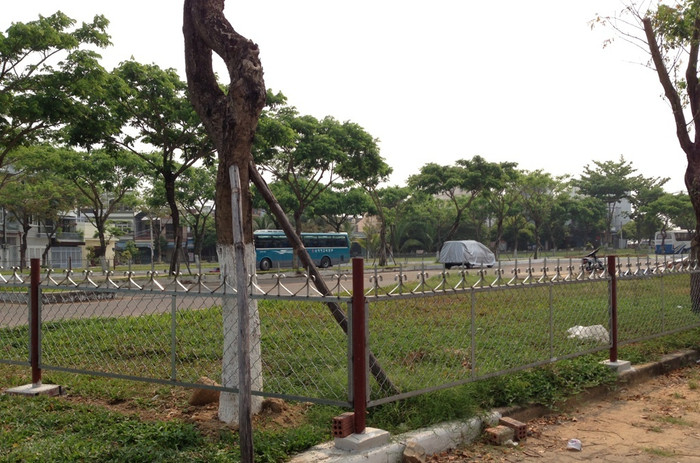 Hàng rào thép 1m, chông nhọn nguy hiểm được Cty Triết Thuần làm, trái với quy định ban đầu là phải làm hàng rào mềm, trồng cây bụi 0,6m theo đúng thiết kế. Ảnh: Hoàng Tuấn Hàng rào thép 1m, chông nhọn nguy hiểm được Cty Triết Thuần làm, trái với quy định ban đầu là phải làm hàng rào mềm, trồng cây bụi 0,6m theo đúng thiết kế. Ảnh: Hoàng Tuấn