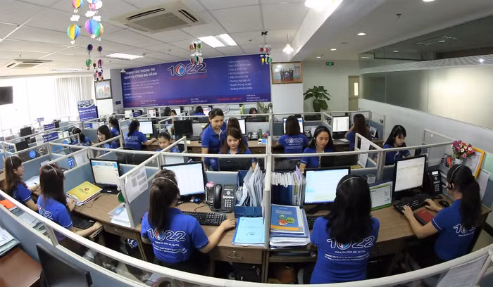 Các nhân viên Tổng đài 1022 Đà Nẵng túc trực thường xuyên để giải đáp thắc mắc của người dân. Ảnh: H.T