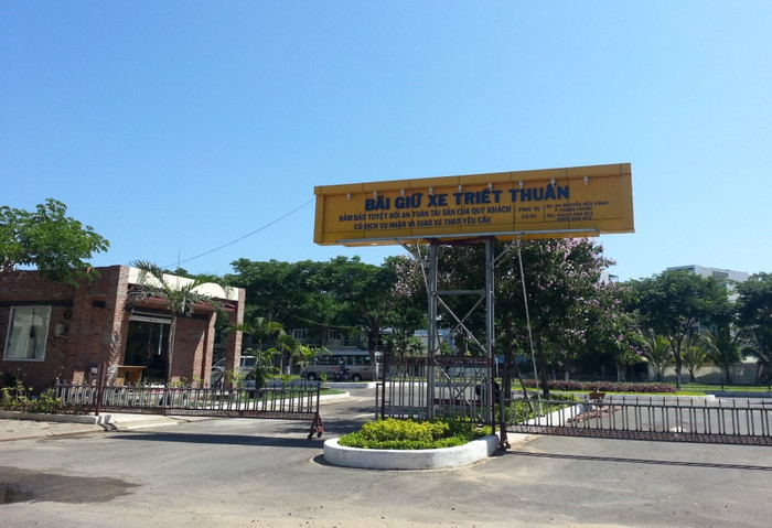 Bất chấp phản ứng của người dân sống xung quanh vùng, Cty Triết Thuần vẫn được "bật đèn xanh" xây bãi đỗ xe. Hiện bãi đỗ xe đã hoàn thành nhưng có nhiều hạng mục sai với quy định. Ảnh: Hoàng Tuấn Bất chấp phản ứng của người dân sống xung quanh vùng, Cty Triết Thuần vẫn được "bật đèn xanh" xây bãi đỗ xe. Hiện bãi đỗ xe đã hoàn thành nhưng có nhiều hạng mục sai với quy định. Ảnh: Hoàng Tuấn