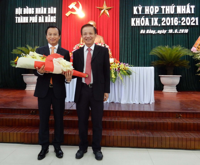 Ông Trần Thọ tặng hoa chúc mừng Bí thư Nguyễn Xuân Anh giữ chức vụ Chủ tịch HĐND TP Đà Nẵng. Ảnh: Hoàng Tuấn Ông Trần Thọ tặng hoa chúc mừng Bí thư Nguyễn Xuân Anh giữ chức vụ Chủ tịch HĐND TP Đà Nẵng. Ảnh: Hoàng Tuấn