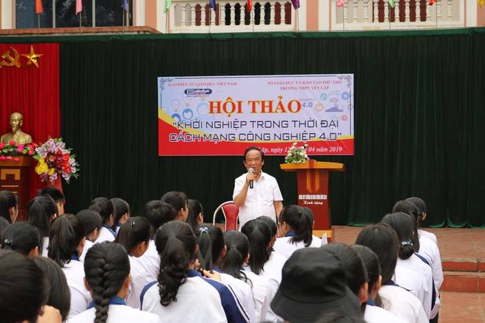 Giáo sư Nguyễn Lân Dũng trả lời rất nhiều câu hỏi của học sinh trường Trung học phổ thông Yên Lập. Ảnh: Đỗ Thơm Giáo sư Nguyễn Lân Dũng trả lời rất nhiều câu hỏi của học sinh trường Trung học phổ thông Yên Lập. Ảnh: Đỗ Thơm