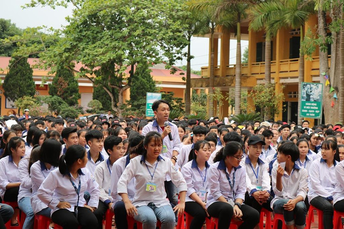 Em Hảo đặt câu hỏi: "Làm thế nào để trở thành Giáo sư?". Ảnh: Đỗ Thơm Em Hảo đặt câu hỏi: "Làm thế nào để trở thành Giáo sư?". Ảnh: Đỗ Thơm