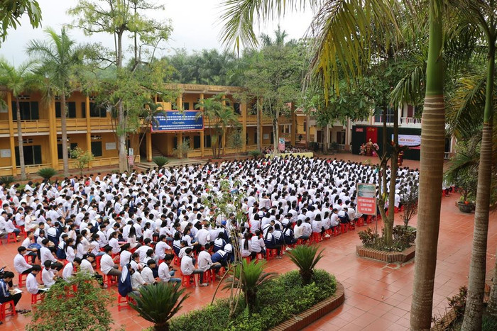 Hơn 800 học sinh trường Trung học phổ thông đã được nghe Giáo sư Nguyễn Lân Dũng chia sẻ về thách thức, cơ hội trong thời đại cách mạng công nghiệp 4.0. Ảnh: Đỗ Thơm Hơn 800 học sinh trường Trung học phổ thông đã được nghe Giáo sư Nguyễn Lân Dũng chia sẻ về thách thức, cơ hội trong thời đại cách mạng công nghiệp 4.0. Ảnh: Đỗ Thơm