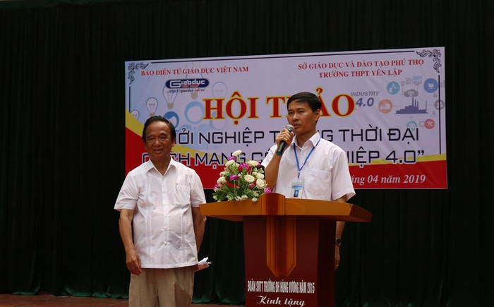 Thầy Hà Thành Hưng - Hiệu trưởng Nhà trường gửi lời cảm ơn đến Báo Điện tử Giáo dục Việt Nam, Giáo sư Nguyễn Lân Dũng đã mang đến cho học sinh nhà trường buổi ngoại khóa bổ ích. Ảnh: Đỗ Thơm Thầy Hà Thành Hưng - Hiệu trưởng Nhà trường gửi lời cảm ơn đến Báo Điện tử Giáo dục Việt Nam, Giáo sư Nguyễn Lân Dũng đã mang đến cho học sinh nhà trường buổi ngoại khóa bổ ích. Ảnh: Đỗ Thơm