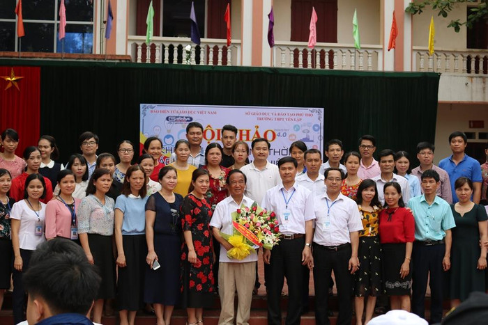 Cán bộ, giáo viên nhà trường chụp ảnh kỷ niệm với Giáo sư Nguyễn Lân Dũng. Ảnh: Đỗ Thơm Cán bộ, giáo viên nhà trường chụp ảnh kỷ niệm với Giáo sư Nguyễn Lân Dũng. Ảnh: Đỗ Thơm