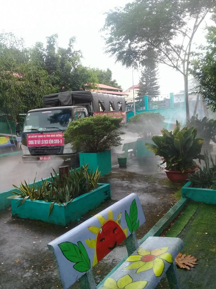Ngành y tế Bình Dương tiến hành phun khử khuẩn trước khi trả lại cho các đơn vị trường học. Ảnh Hữu Đức
