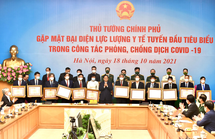 Thủ tướng tặng bằng khen cho các cá nhân xuất sắc trong phòng chống dịch COVID-19. Ảnh: VGP Thủ tướng tặng bằng khen cho các cá nhân xuất sắc trong phòng chống dịch COVID-19. Ảnh: VGP